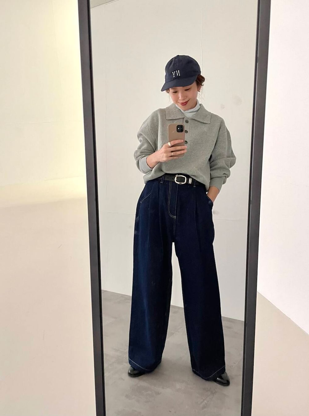 ブルー系のTシャツ/カットソー、ブルー系のデニムパンツ、グレー系のニット/セーターを着用したレディースの冬コーディネートの2枚目の写真