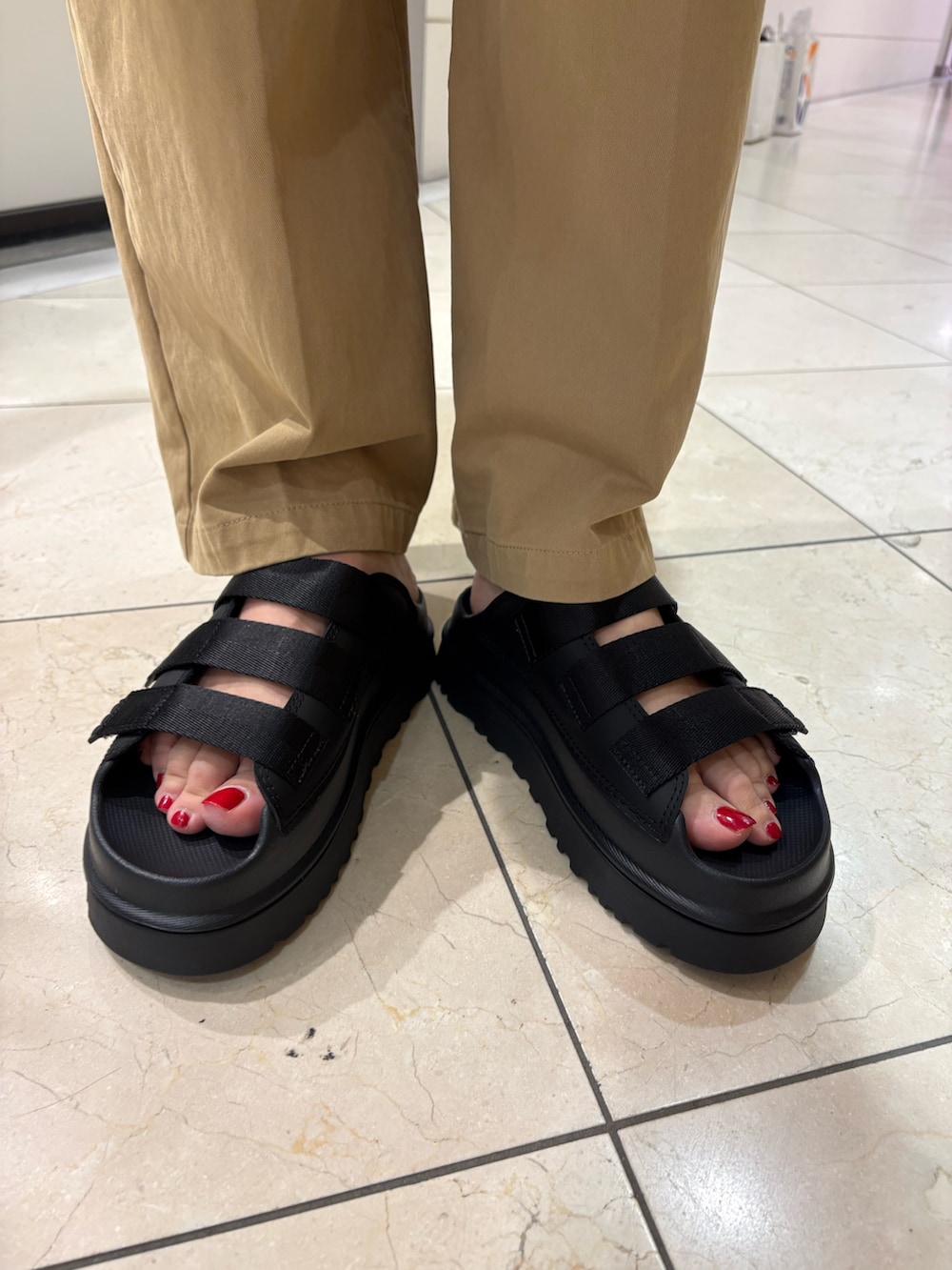 ベージュ系のその他パンツ、ホワイト系のシャツ/ブラウス、ブラック系のネックレスを着用したレディースの春コーディネートの6枚目の写真