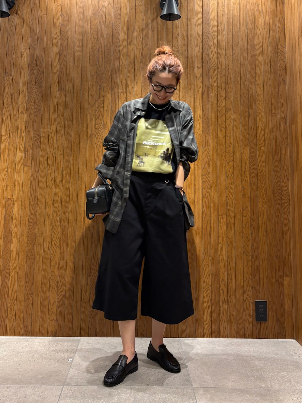 ブラック系のTシャツ/カットソー、ブラック系のその他パンツ、ブラック系のローファーを着用したレディースの秋コーディネートの2枚目の写真