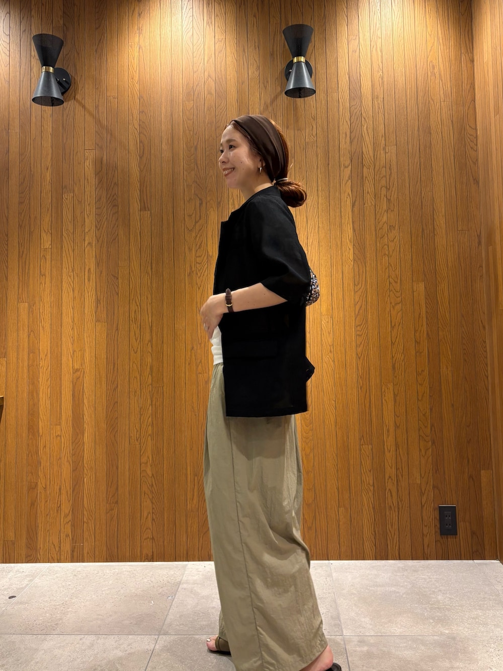 ホワイト系のTシャツ/カットソー、ホワイト系のキャミソール、ベージュ系のその他パンツを着用したレディースの夏コーディネートの5枚目の写真