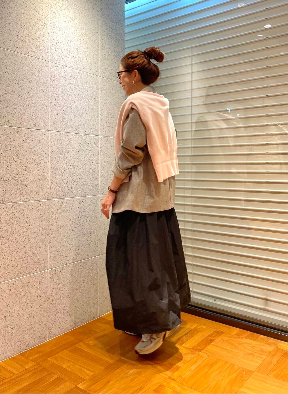 ベージュ系のその他アウター、ブラック系のスカート、ピンク系のチュニックを着用したレディースの冬コーディネートの5枚目の写真