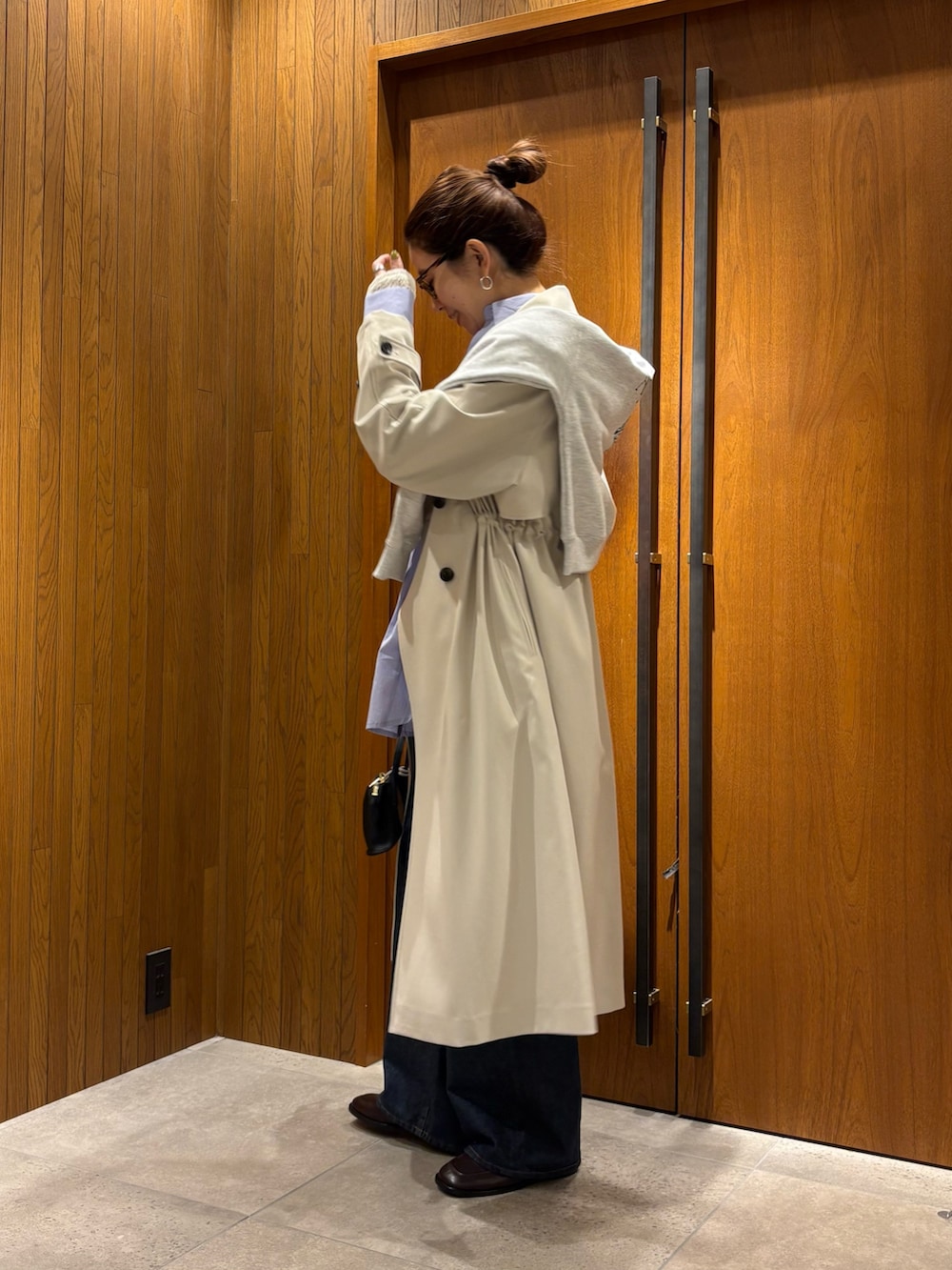 グレー系のトレンチコート、その他のシャツ/ブラウス、ホワイト系のシャツ/ブラウスを着用したレディースの冬コーディネートの2枚目の写真