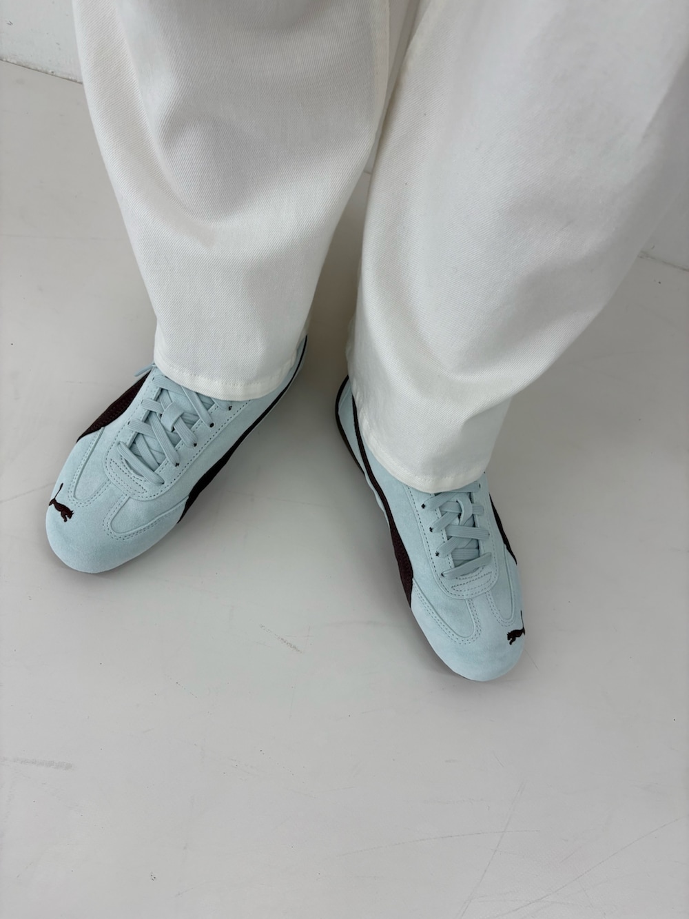 ホワイト系のデニムパンツ、ホワイト系のキャミソール、ホワイト系のタンクトップを着用したレディースの夏コーディネートの6枚目の写真