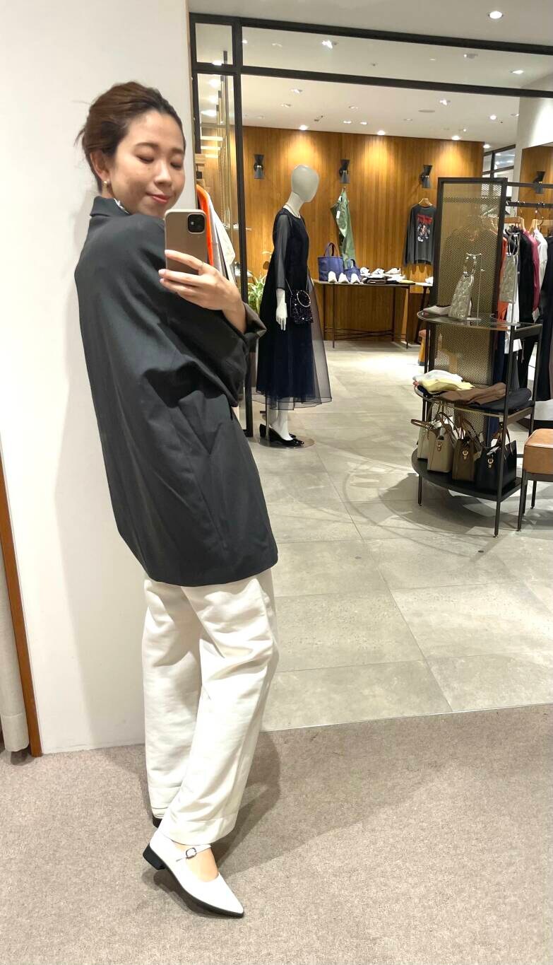 グレー系のその他アウター、ホワイト系のその他パンツ、ブルー系のTシャツ/カットソーを着用したレディースの秋コーディネートの4枚目の写真