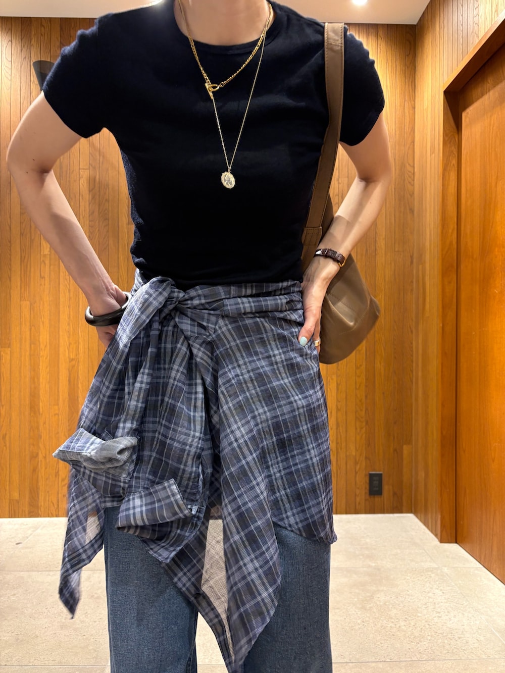 ブルー系のTシャツ/カットソー、ブルー系のシャツ/ブラウス、ブルー系のデニムパンツを着用したレディースの夏コーディネートの7枚目の写真