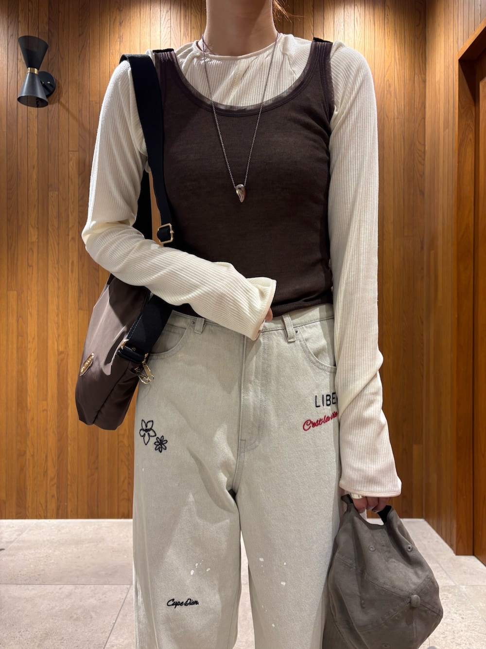 ブラウン系のTシャツ/カットソー、ホワイト系のTシャツ/カットソー、シルバー系のサンダルを着用したレディースの秋コーディネートの7枚目の写真
