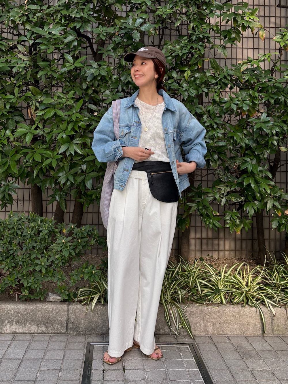 ホワイト系のニット/セーター、ブルー系のデニムジャケット、その他のトートバッグを着用したレディースの春コーディネートの5枚目の写真