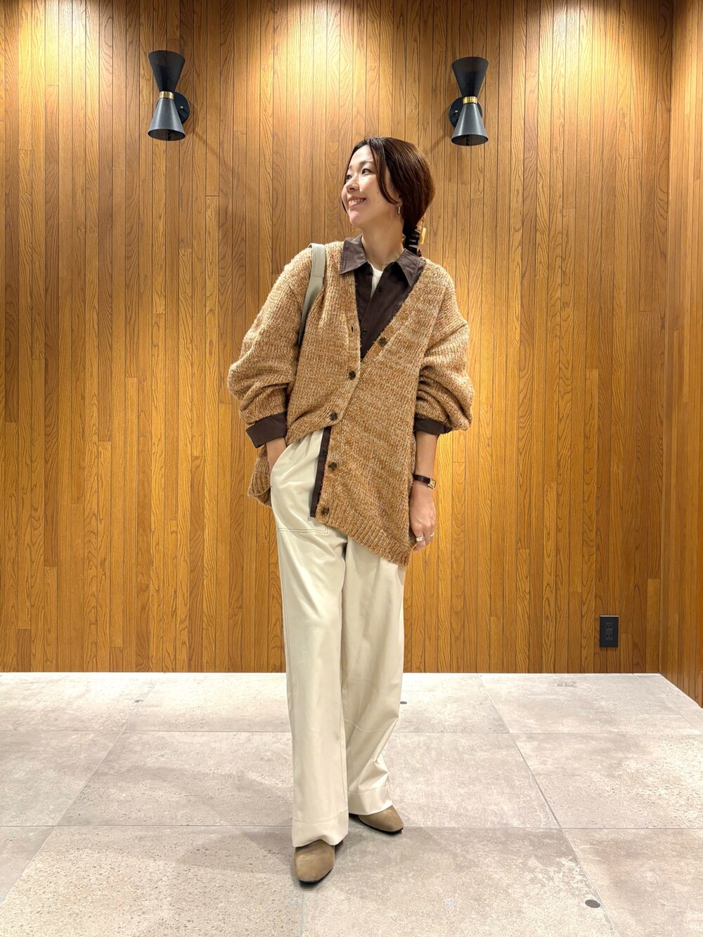 ブラウン系のカーディガン/ボレロ、ホワイト系のその他パンツ、ブラウン系のシャツ/ブラウスを着用したレディースの秋コーディネートの4枚目の写真