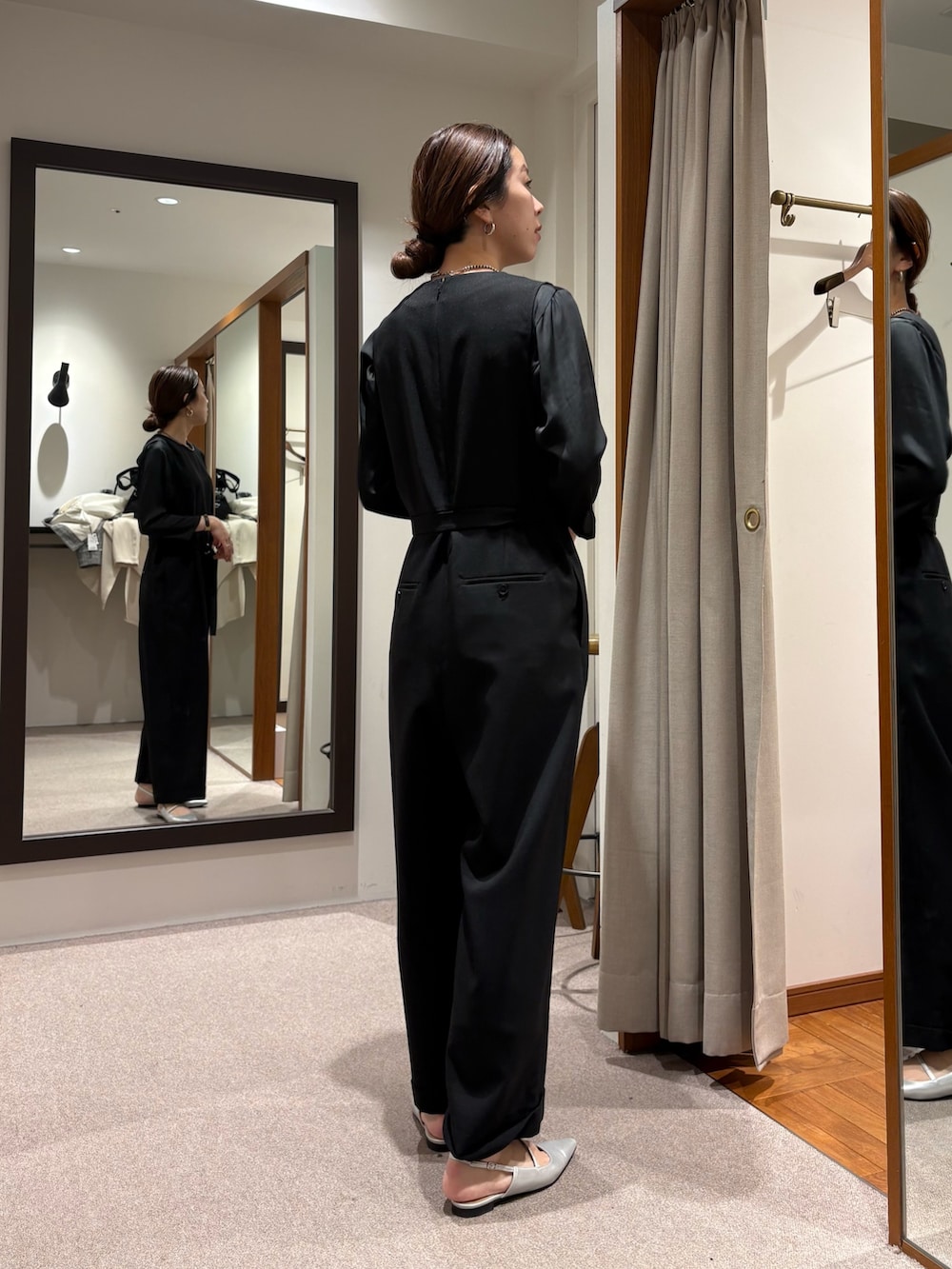 ブラック系のノーカラージャケット、ブラック系のその他パンツ、シルバー系のパンプスを着用したレディースの冬コーディネートの7枚目の写真