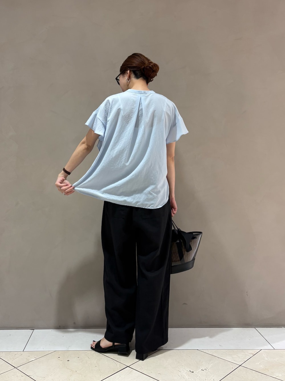 ブルー系のシャツ/ブラウス、ブラック系のその他パンツ、ブラック系のかごバッグを着用したレディースの夏コーディネートの5枚目の写真