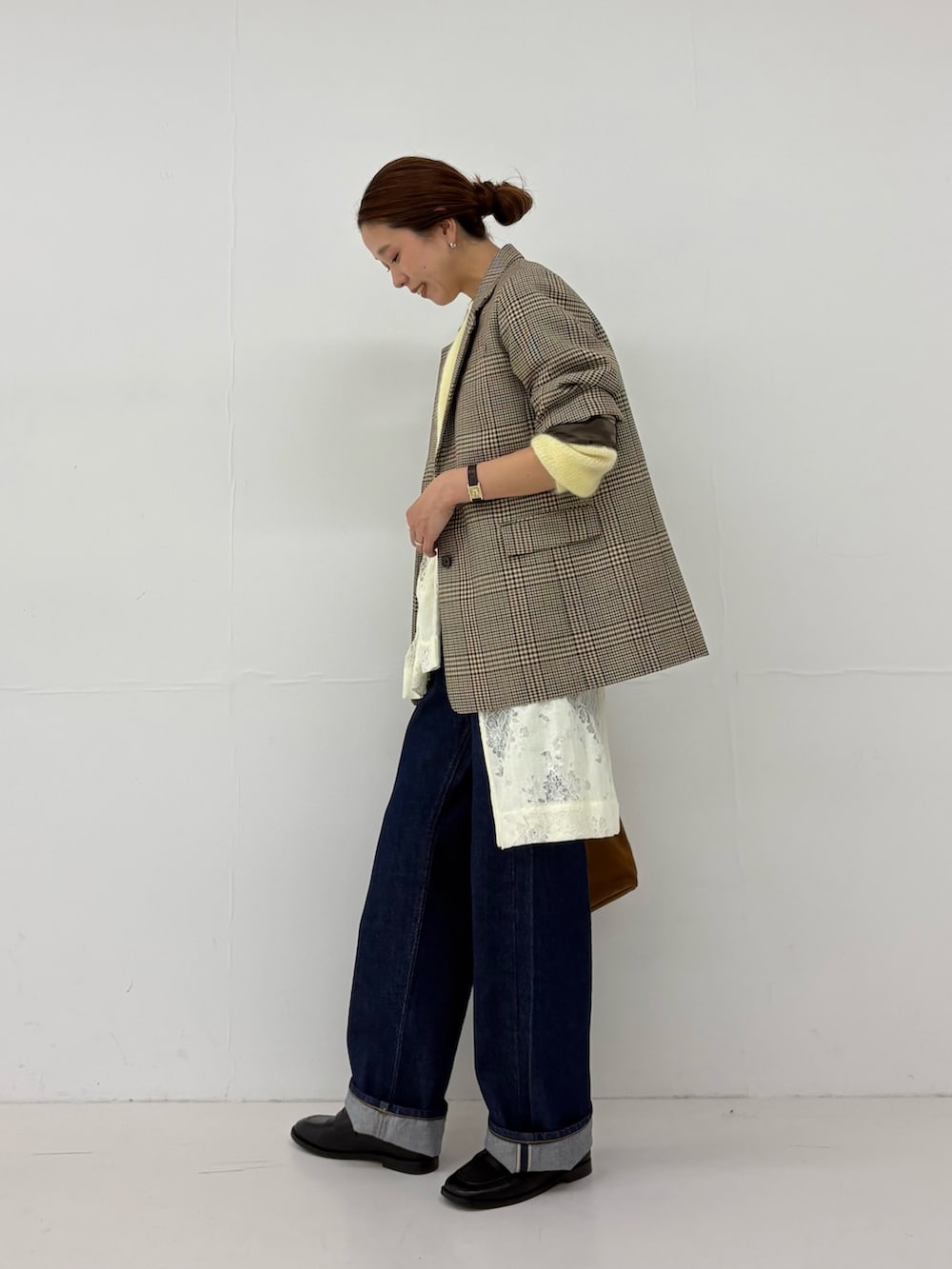 ホワイト系のシャツ/ブラウス、ホワイト系のTシャツ/カットソー、ブラウン系のトートバッグを着用したレディースの秋コーディネートの2枚目の写真