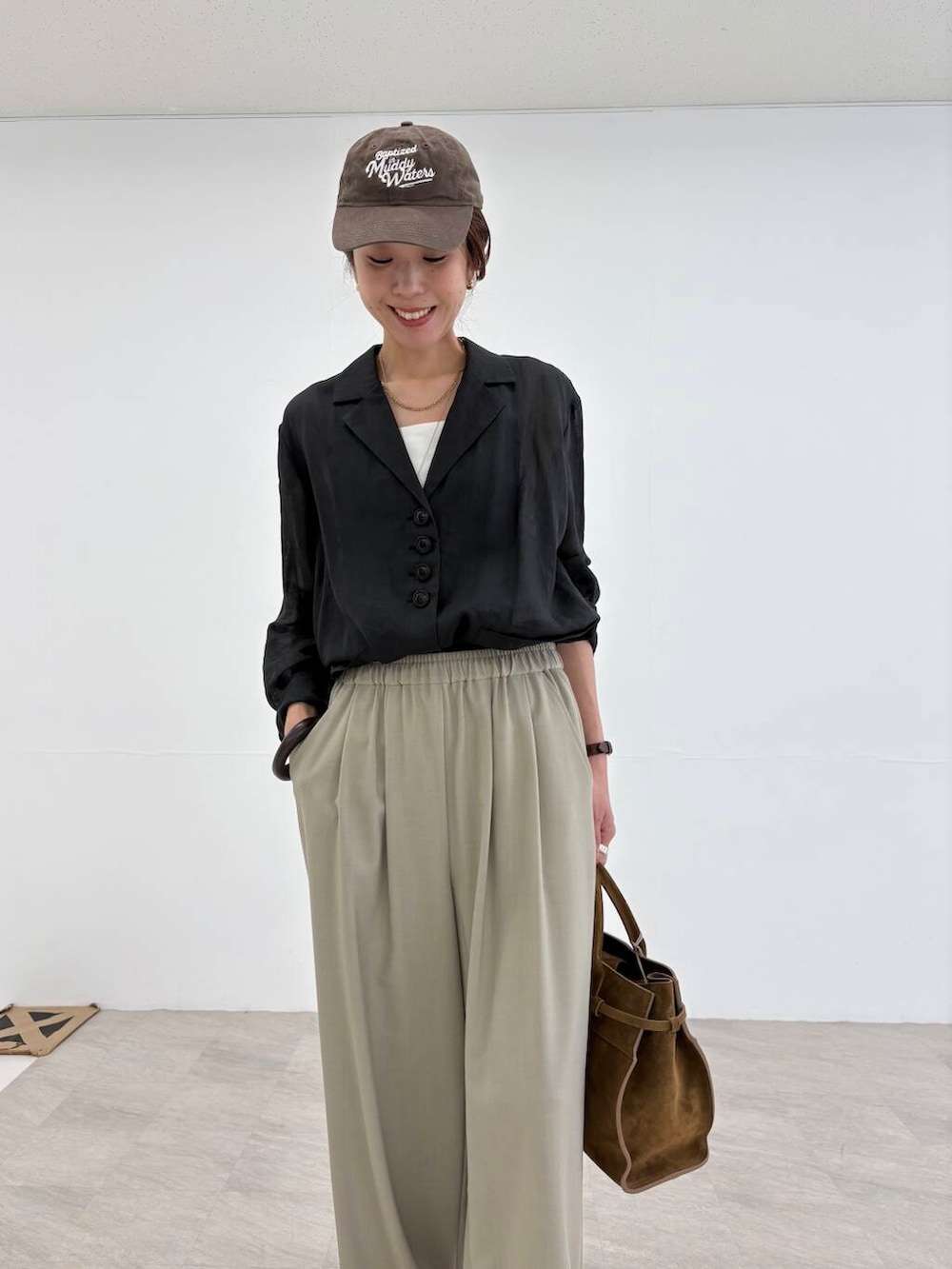 ホワイト系のキャミソール、ベージュ系のその他パンツ、ブラック系のその他アウターを着用したレディースの夏コーディネートの6枚目の写真