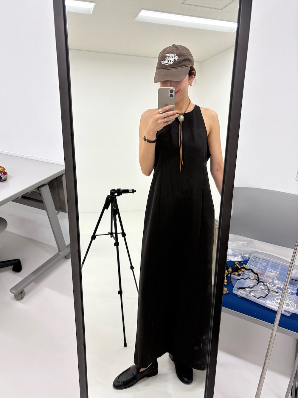 ブラウン系のワンピース、ブラック系のショルダーバッグ、ホワイト系のシャツ/ブラウスを着用したレディースの夏コーディネートの8枚目の写真