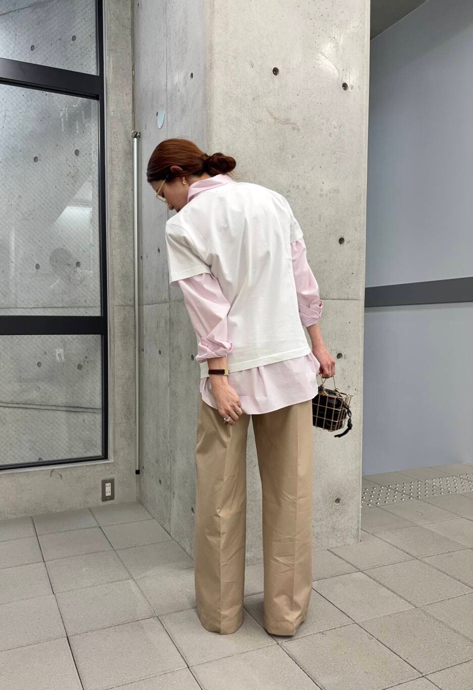 ホワイト系のTシャツ/カットソー、ピンク系のシャツ/ブラウスを着用したレディースの春コーディネートの3枚目の写真