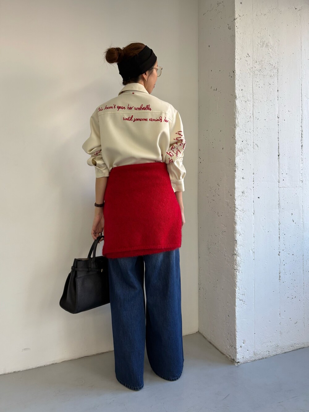 ホワイト系のTシャツ/カットソー、ブラック系のトートバッグ、レッド系のニット/セーターを着用したレディースの秋コーディネートの6枚目の写真