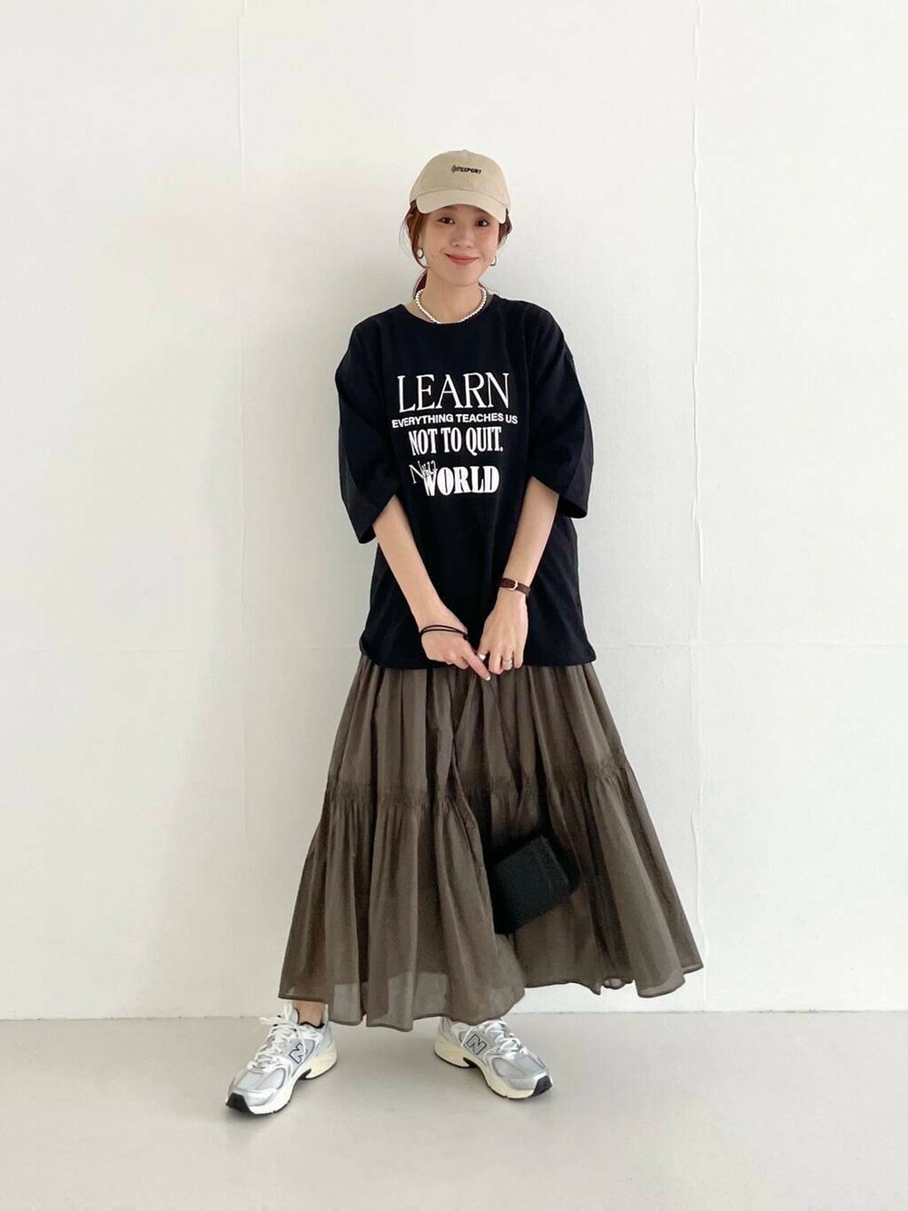 シルバー系のスニーカー、その他のTシャツ/カットソー、グリーン系のワンピースを着用したレディースの春コーディネートの2枚目の写真