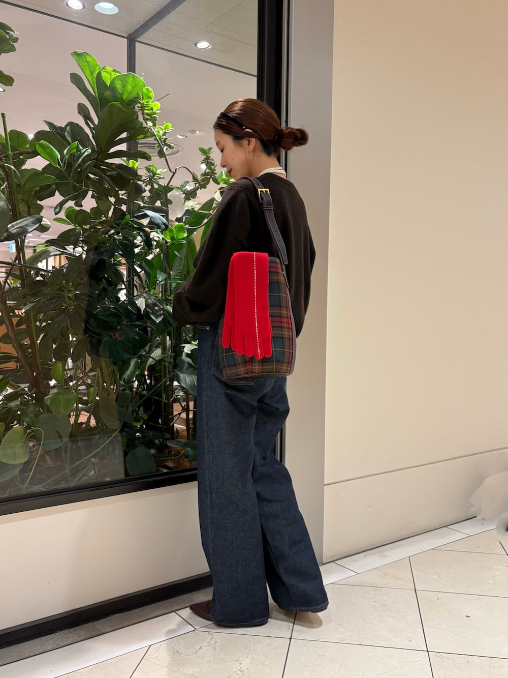 ブラウン系のニット/セーター、ブルー系のデニムパンツ、レッド系のパンプスを着用したレディースの秋コーディネートの9枚目の写真