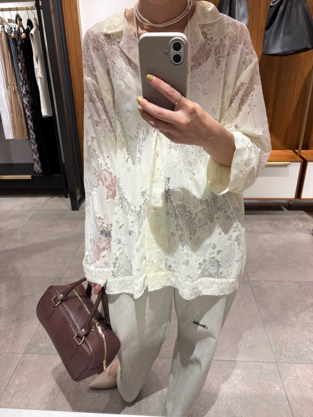 ホワイト系のシャツ/ブラウス、グレー系のデニムパンツ、ブラウン系のハンドバッグを着用したレディースの夏コーディネートの7枚目の写真