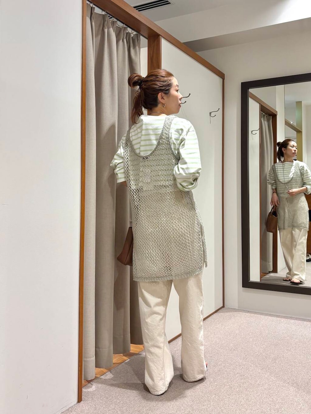 グリーン系のTシャツ/カットソー、グレー系のニット/セーター、ブラック系のサンダルを着用したレディースの夏コーディネートの3枚目の写真