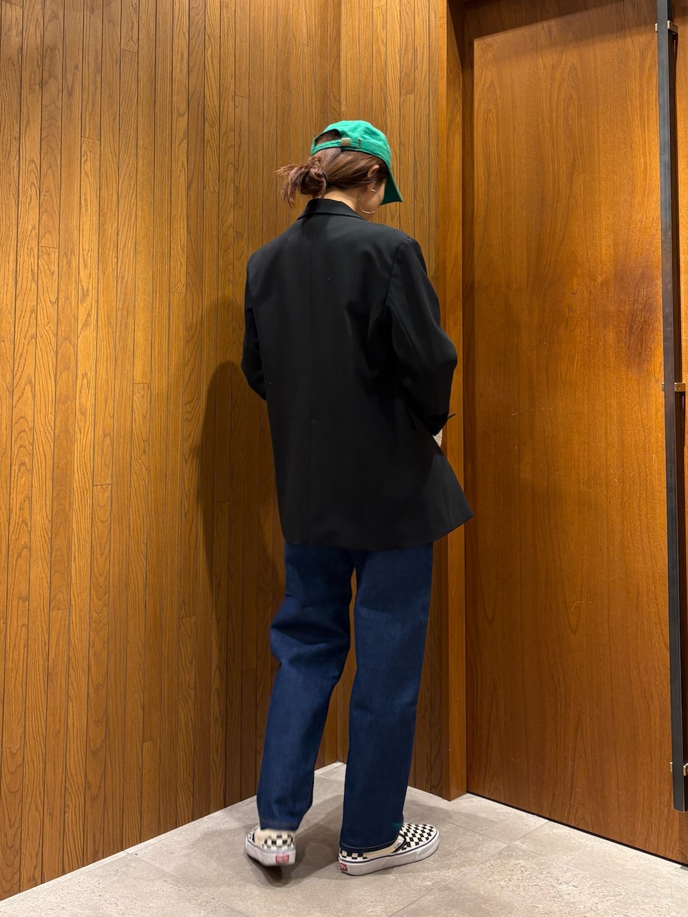 ブラック系のその他アウター、ホワイト系のシャツ/ブラウス、ブルー系のデニムパンツを着用したレディースの冬コーディネートの4枚目の写真