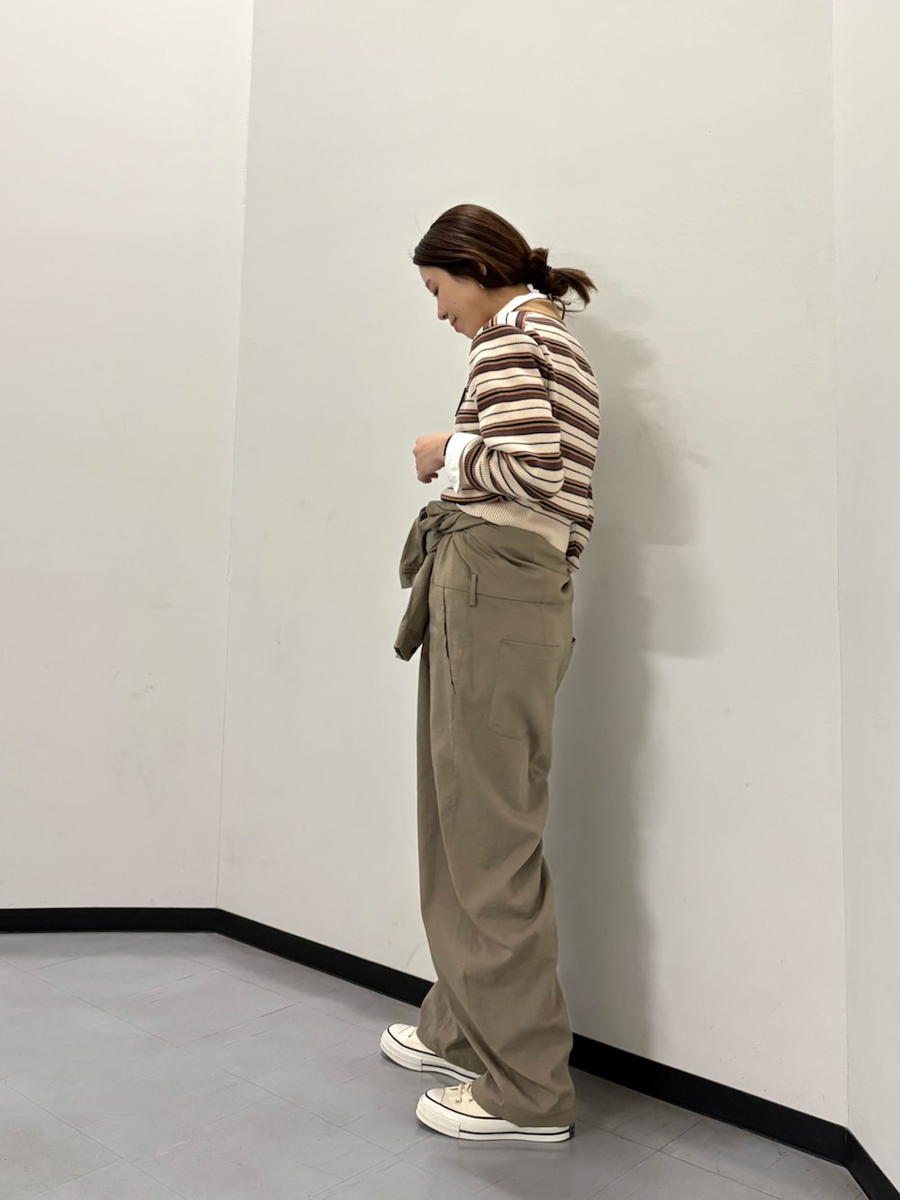 その他のニット/セーター、ホワイト系のスニーカーを着用したレディースの冬コーディネートの2枚目の写真