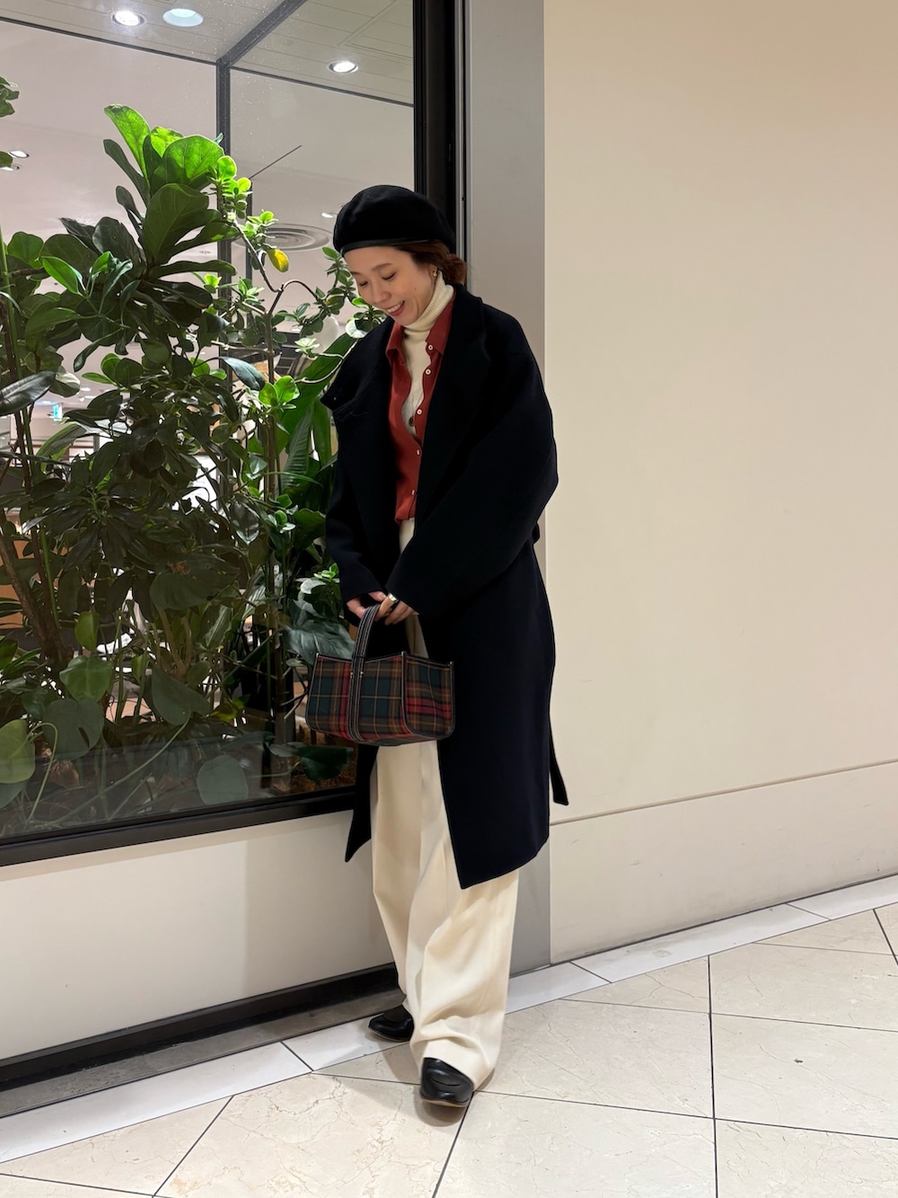 ホワイト系のその他パンツ、その他のハンドバッグ、ブラウン系のシャツ/ブラウスを着用したレディースの秋コーディネートの6枚目の写真