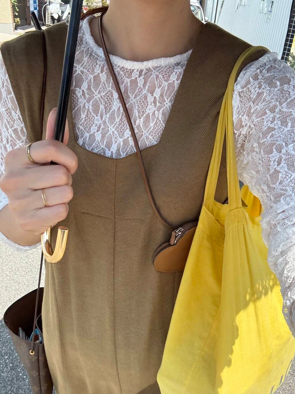 イエロー系のサロペット/オーバーオールを着用したレディースの夏コーディネートの4枚目の写真