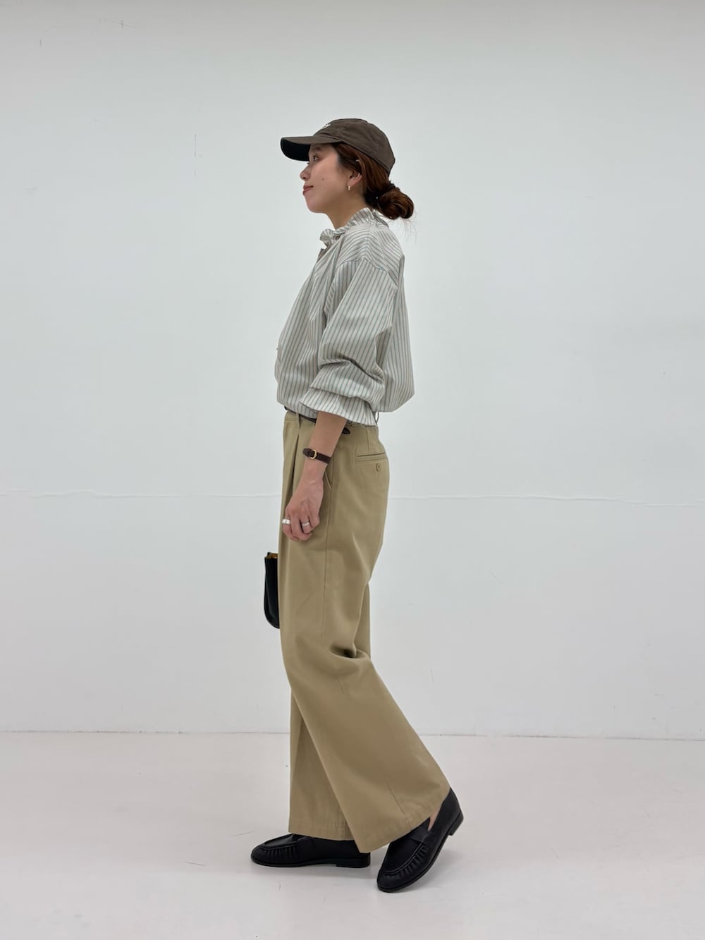 グリーン系のシャツ/ブラウス、ベージュ系のその他パンツ、ブラック系のローファーを着用したレディースの秋コーディネートの2枚目の写真