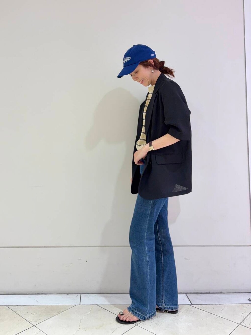 ブラック系のその他アウター、ベージュ系のTシャツ/カットソーを着用したレディースの夏コーディネートの2枚目の写真