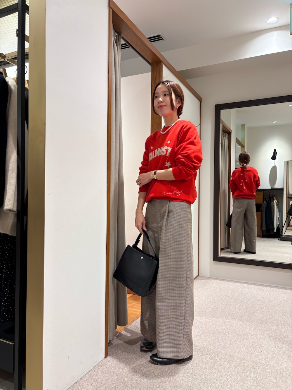 グレー系のピーコート、レッド系のスウェット、イエロー系のその他パンツを着用したレディースの秋コーディネートの8枚目の写真