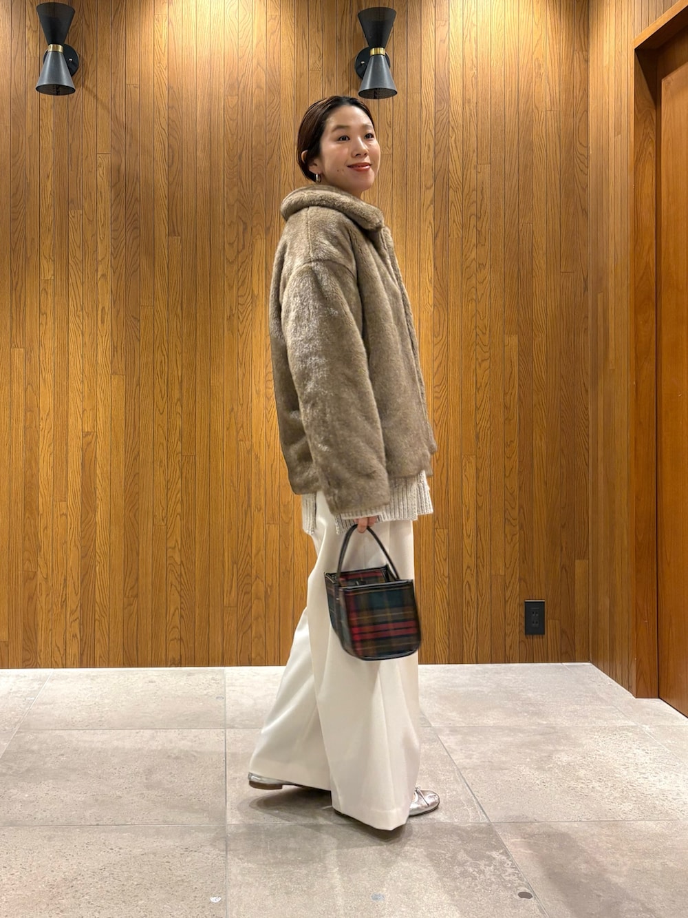 ベージュ系のブルゾン、グレー系のニット/セーター、ホワイト系のその他パンツを着用したレディースの冬コーディネートの4枚目の写真