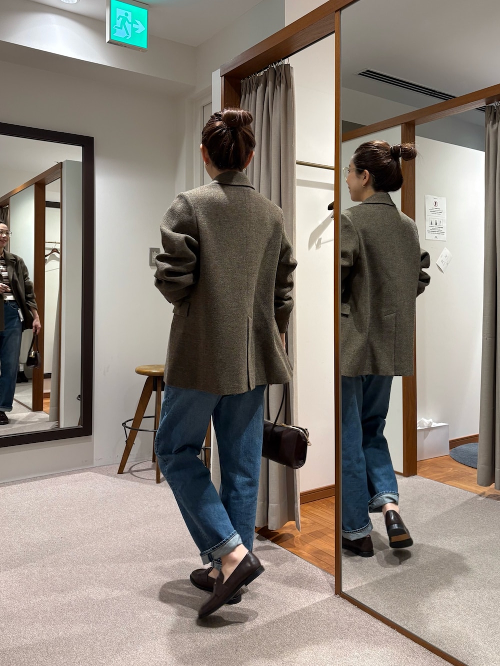 その他のニット/セーター、ブルー系のデニムパンツ、ブラウン系のローファーを着用したレディースの冬コーディネートの3枚目の写真