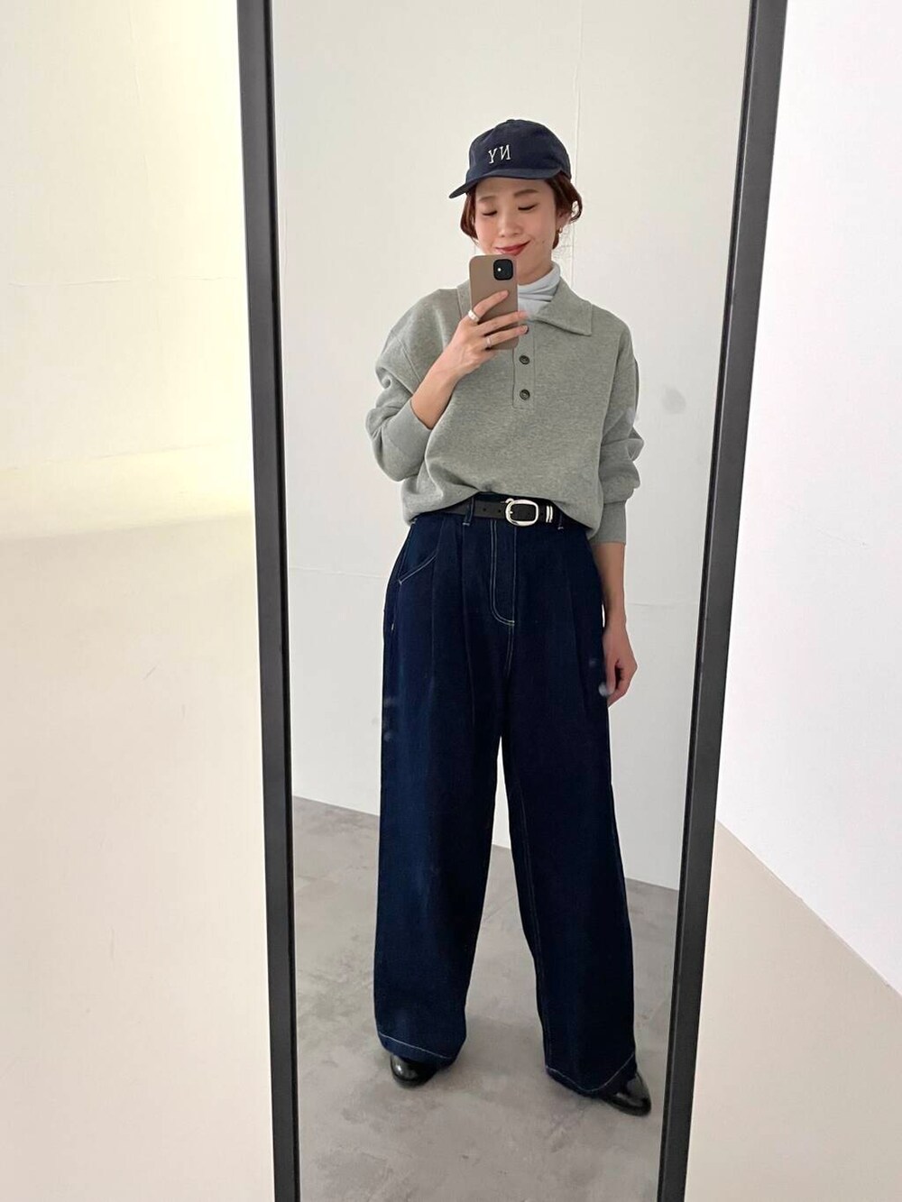 ブルー系のTシャツ/カットソー、ブルー系のデニムパンツ、グレー系のニット/セーターを着用したレディースの冬コーディネートの4枚目の写真