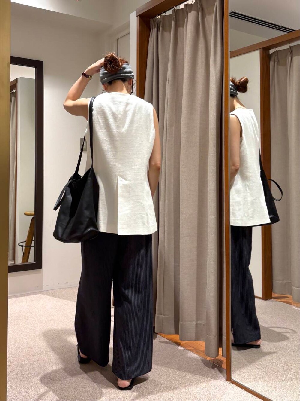 ブラック系のサンダル、ホワイト系のベスト、その他のその他パンツを着用したレディースの夏コーディネートの4枚目の写真