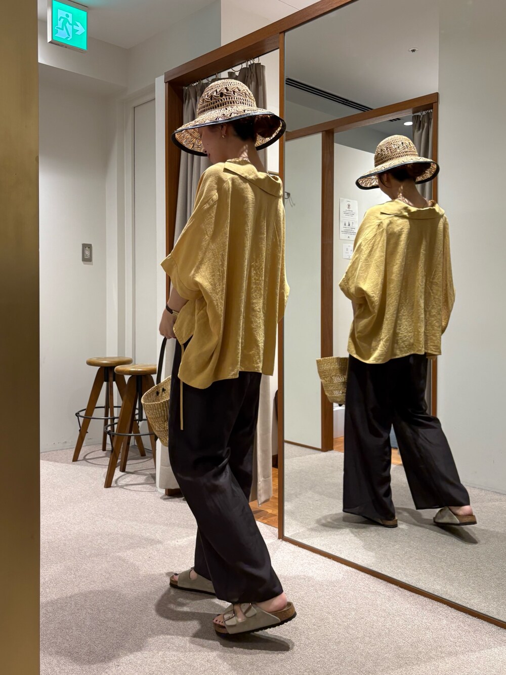 グレー系のその他パンツ、ベージュ系のシャツ/ブラウス、ベージュ系のサンダルを着用したレディースの夏コーディネートの2枚目の写真