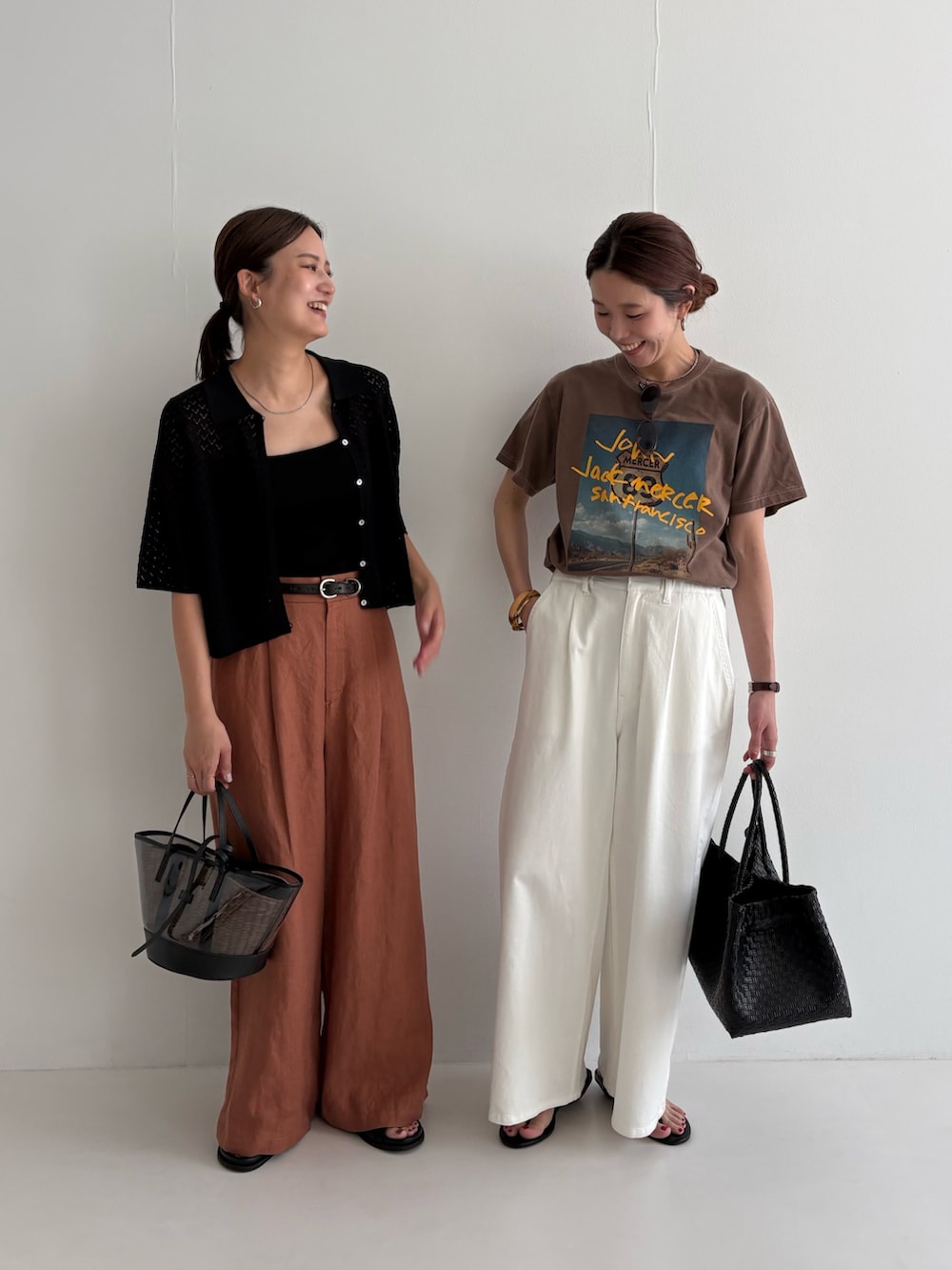 ブラウン系のTシャツ/カットソー、ホワイト系のデニムパンツ、ブラック系のサンダルを着用したレディースの夏コーディネートの2枚目の写真
