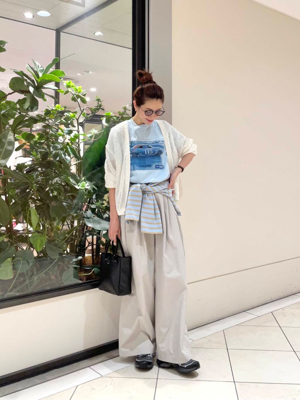 その他のTシャツ/カットソー、グレー系のスニーカー、ブルー系のTシャツ/カットソーを着用したレディースの春コーディネートの5枚目の写真