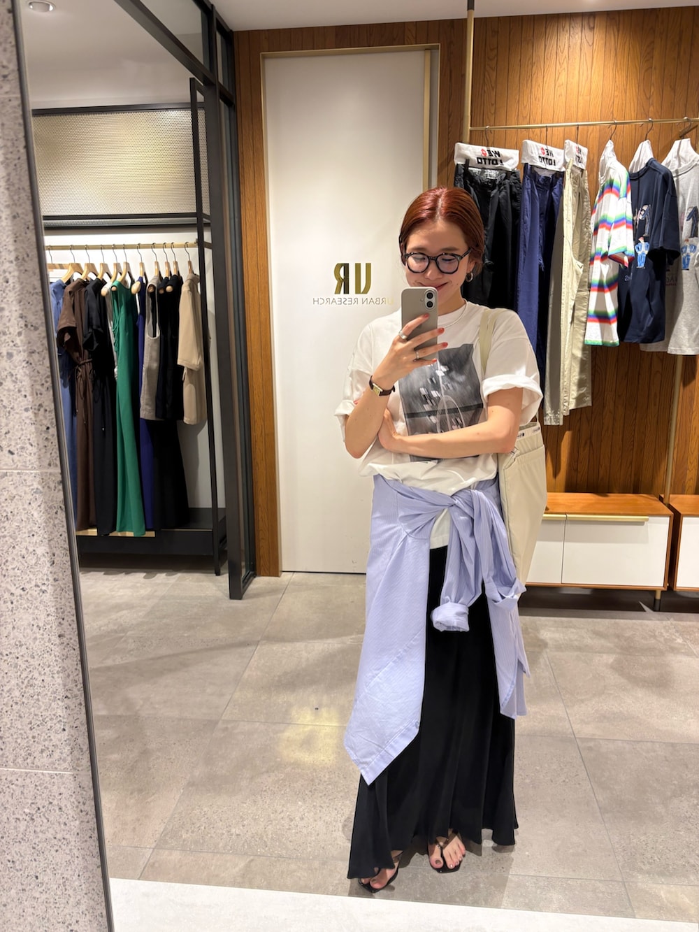 ブラック系のスカート、ブラック系のサンダル、その他のTシャツ/カットソーを着用したレディースの夏コーディネートの9枚目の写真