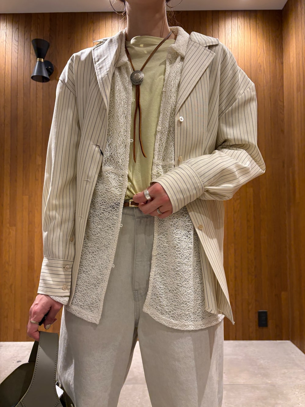 その他のシャツ/ブラウス、ホワイト系のシャツ/ブラウス、グレー系のデニムパンツを着用したレディースの冬コーディネートの6枚目の写真