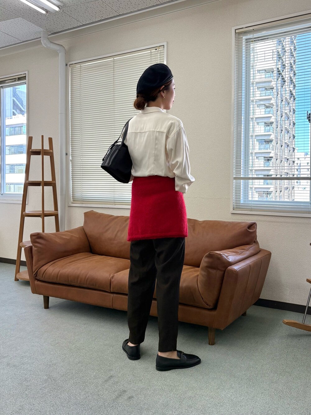 レッド系のニット/セーター、ブラウン系のその他パンツ、ブラック系のローファーを着用したレディースの秋コーディネートの4枚目の写真