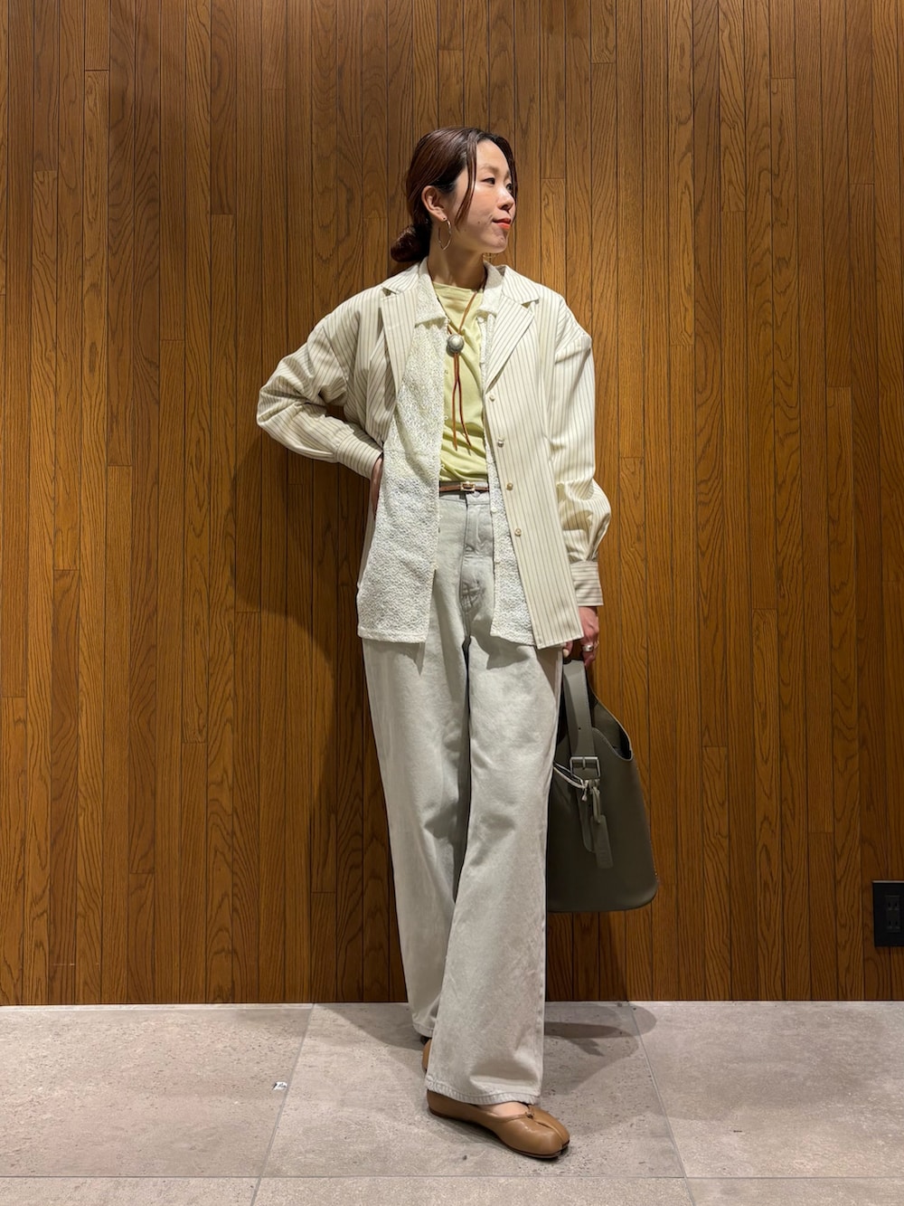 その他のシャツ/ブラウス、ホワイト系のシャツ/ブラウス、グレー系のデニムパンツを着用したレディースの冬コーディネートの5枚目の写真