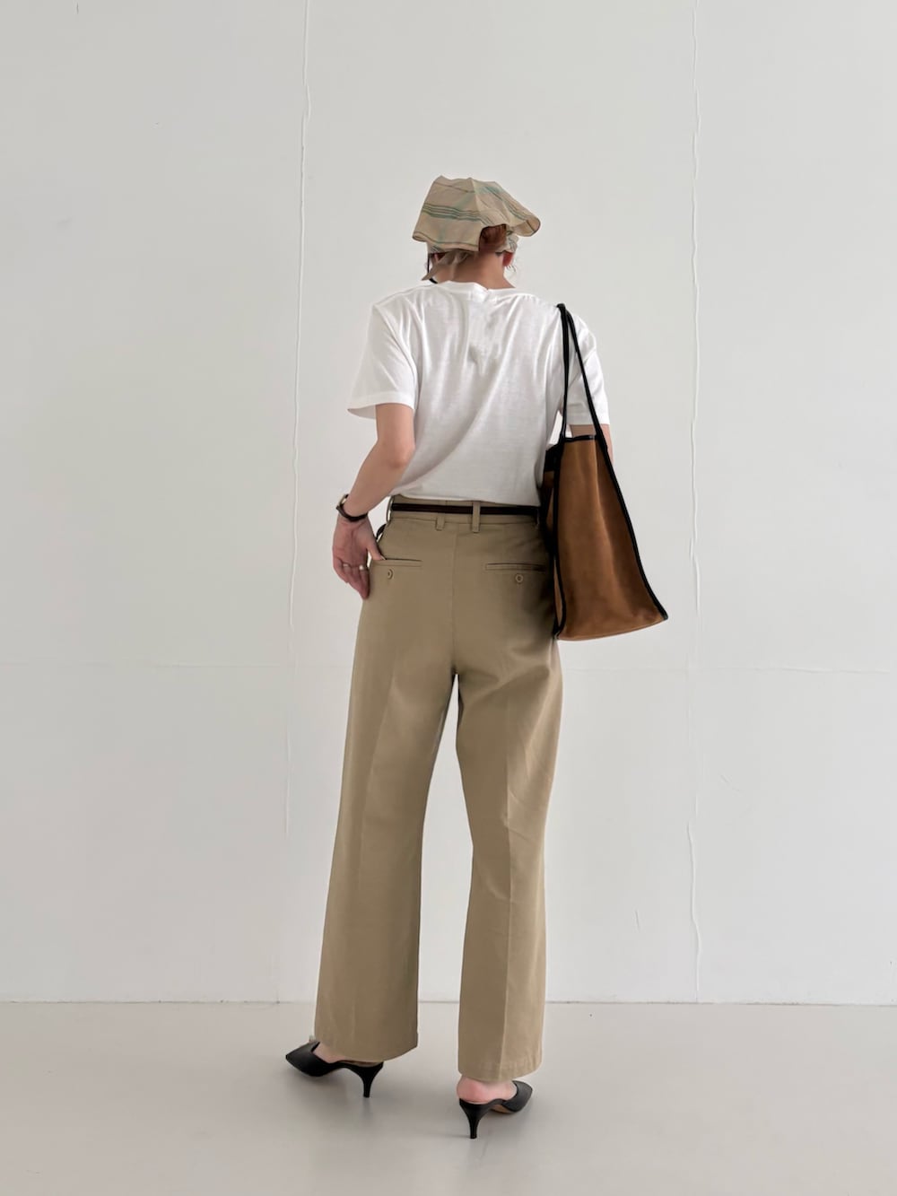 ホワイト系のTシャツ/カットソー、ベージュ系のその他パンツ、ブラウン系のトートバッグを着用したレディースの夏コーディネートの3枚目の写真