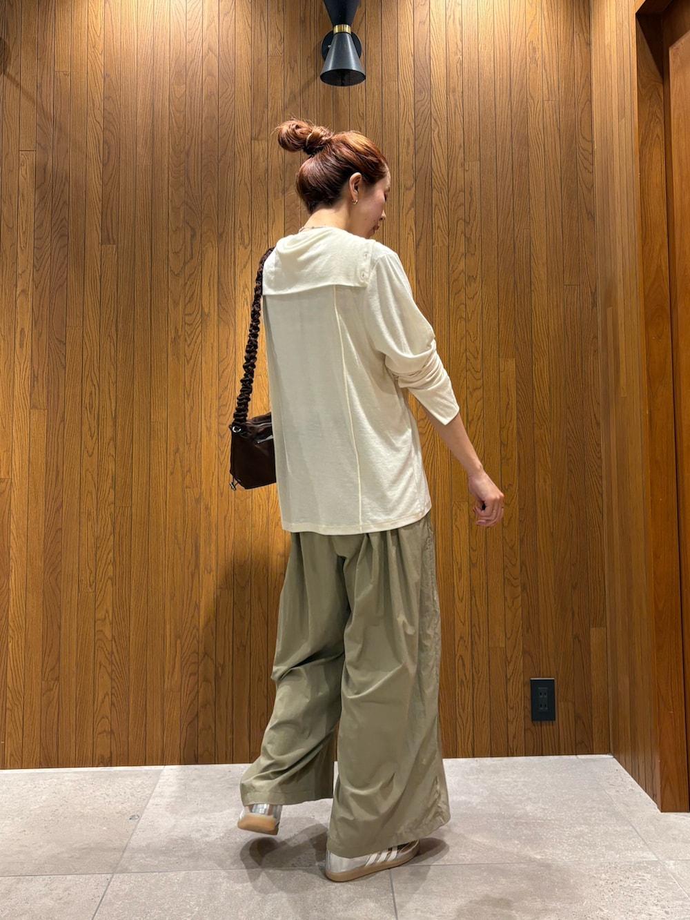 ホワイト系のカーディガン/ボレロ、ベージュ系のその他パンツ、ブラウン系のショルダーバッグを着用したレディースの夏コーディネートの4枚目の写真