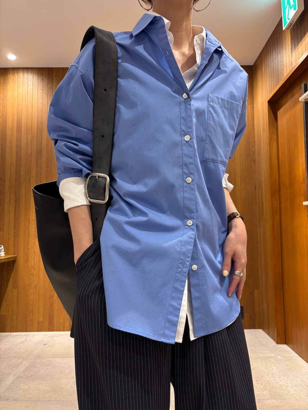 ブルー系のシャツ/ブラウス、ホワイト系のシャツ/ブラウス、その他のその他パンツを着用したレディースの冬コーディネートの7枚目の写真