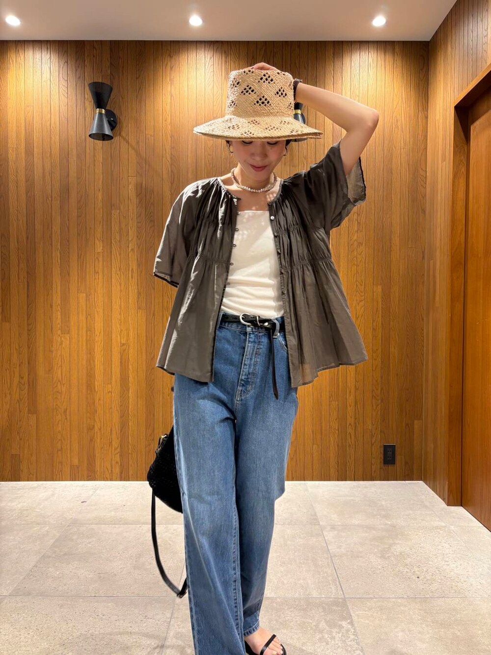 ホワイト系のキャミソール、ブラック系のトートバッグ、グリーン系のシャツ/ブラウスを着用したレディースの夏コーディネートの6枚目の写真