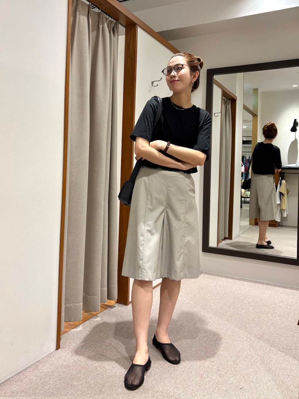 グレー系のその他パンツ、ブラック系のTシャツ/カットソー、ブラック系のバレエシューズを着用したレディースの夏コーディネートの2枚目の写真