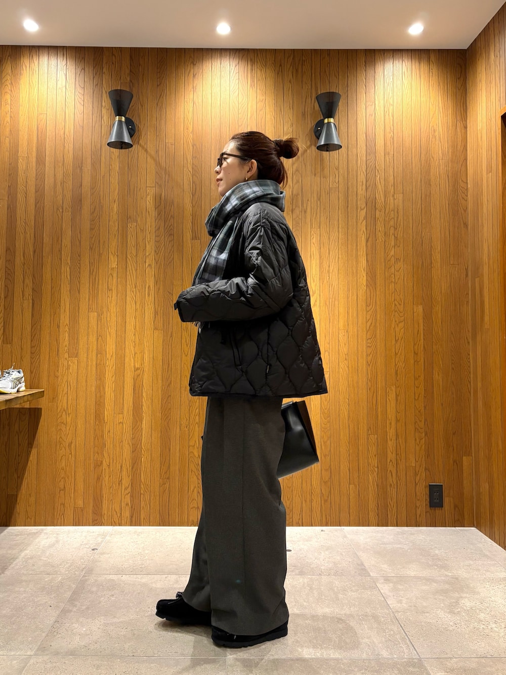 グレー系のその他パンツ、ブラック系のその他シューズ、ブラック系のハンドバッグを着用したレディースの秋コーディネートの4枚目の写真