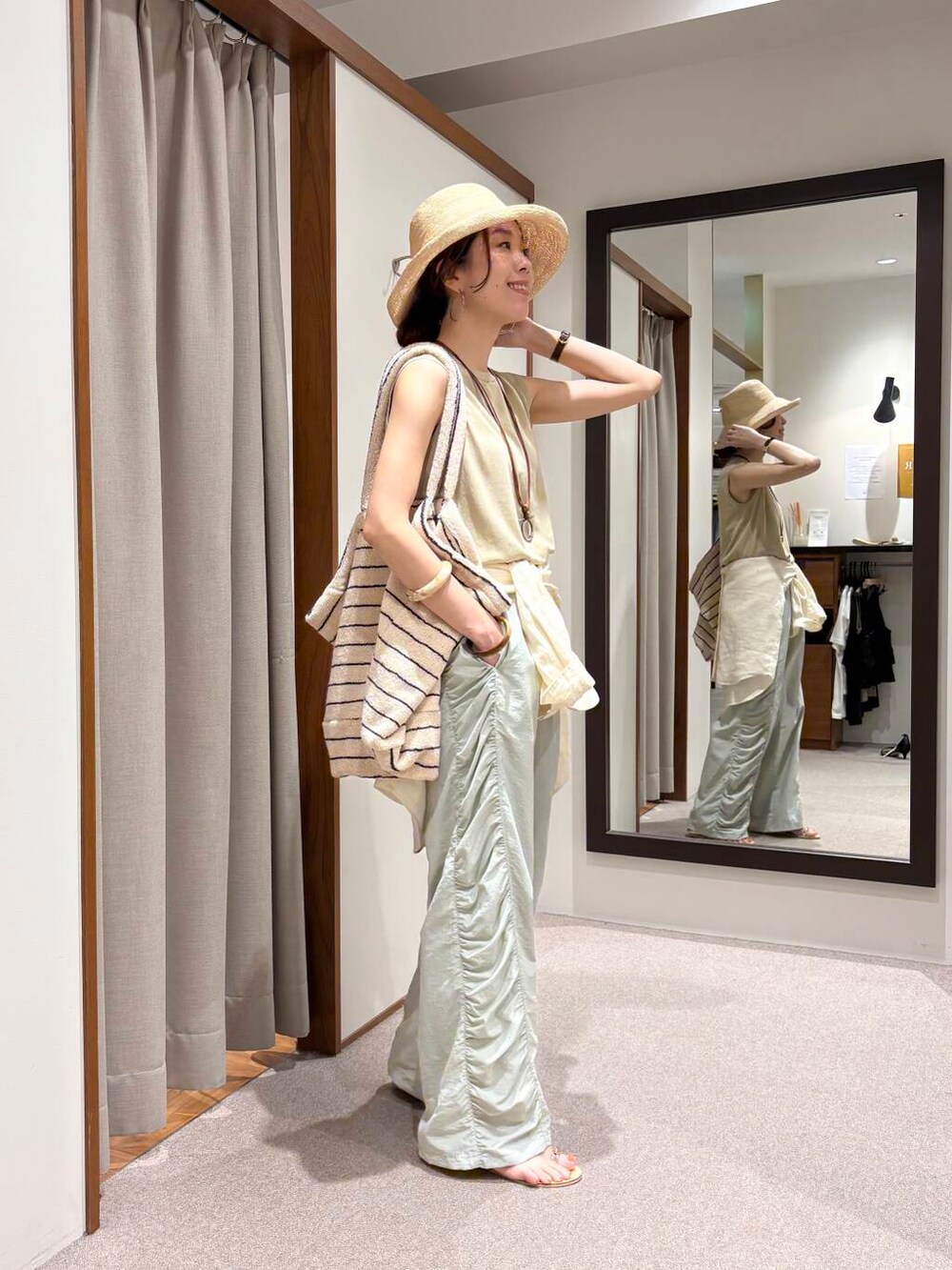 グリーン系のその他パンツ、ホワイト系のシャツ/ブラウス、ベージュ系のタンクトップを着用したレディースの夏コーディネートの5枚目の写真