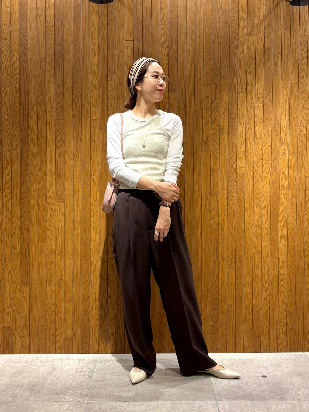 ブラウン系のその他パンツ、グレー系のスカート、ピンク系のショルダーバッグを着用したレディースの秋コーディネートの6枚目の写真