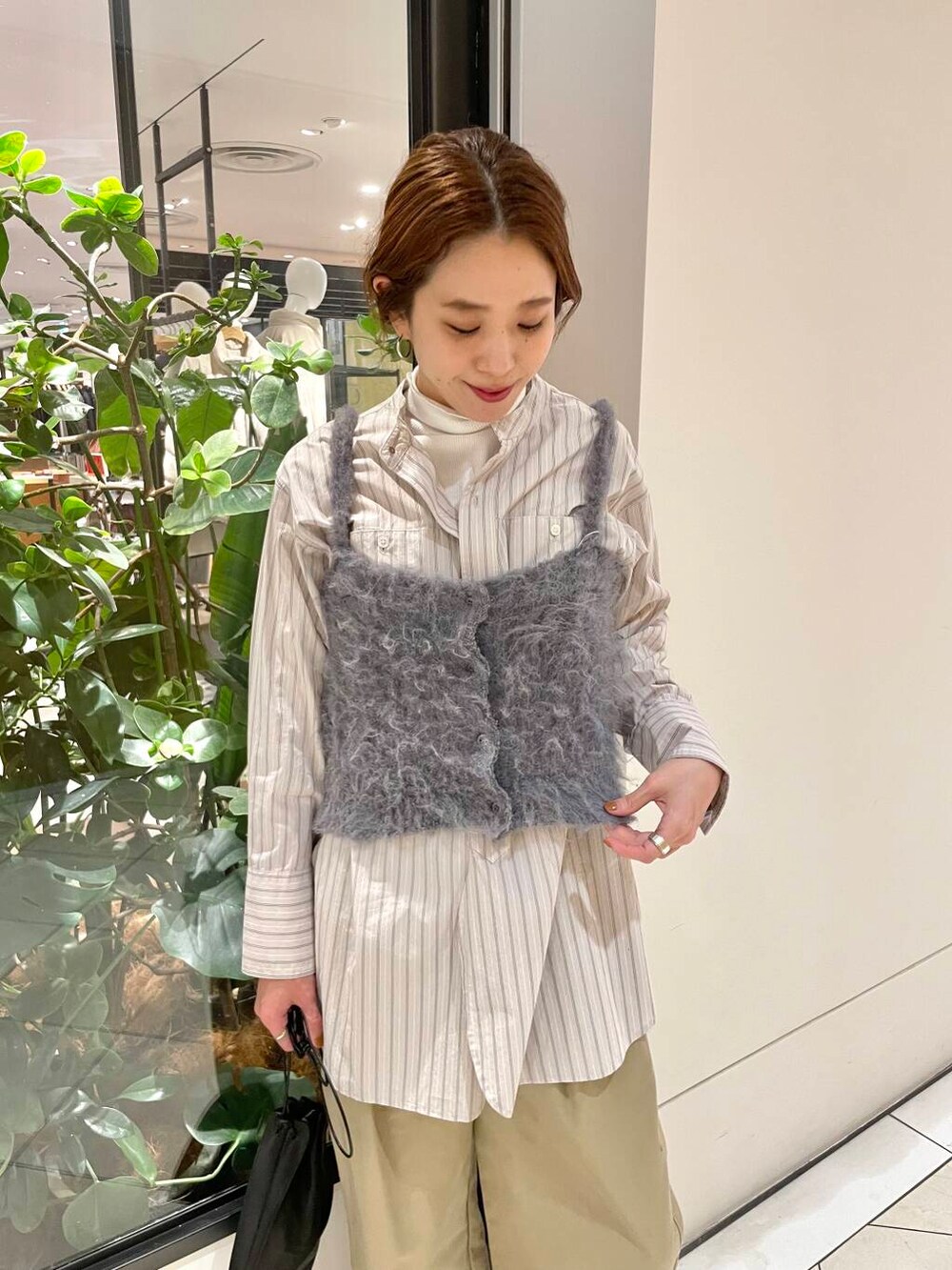 ベージュ系のその他パンツ、ホワイト系のTシャツ/カットソー、ベージュ系のTシャツ/カットソーを着用したレディースの冬コーディネートの8枚目の写真
